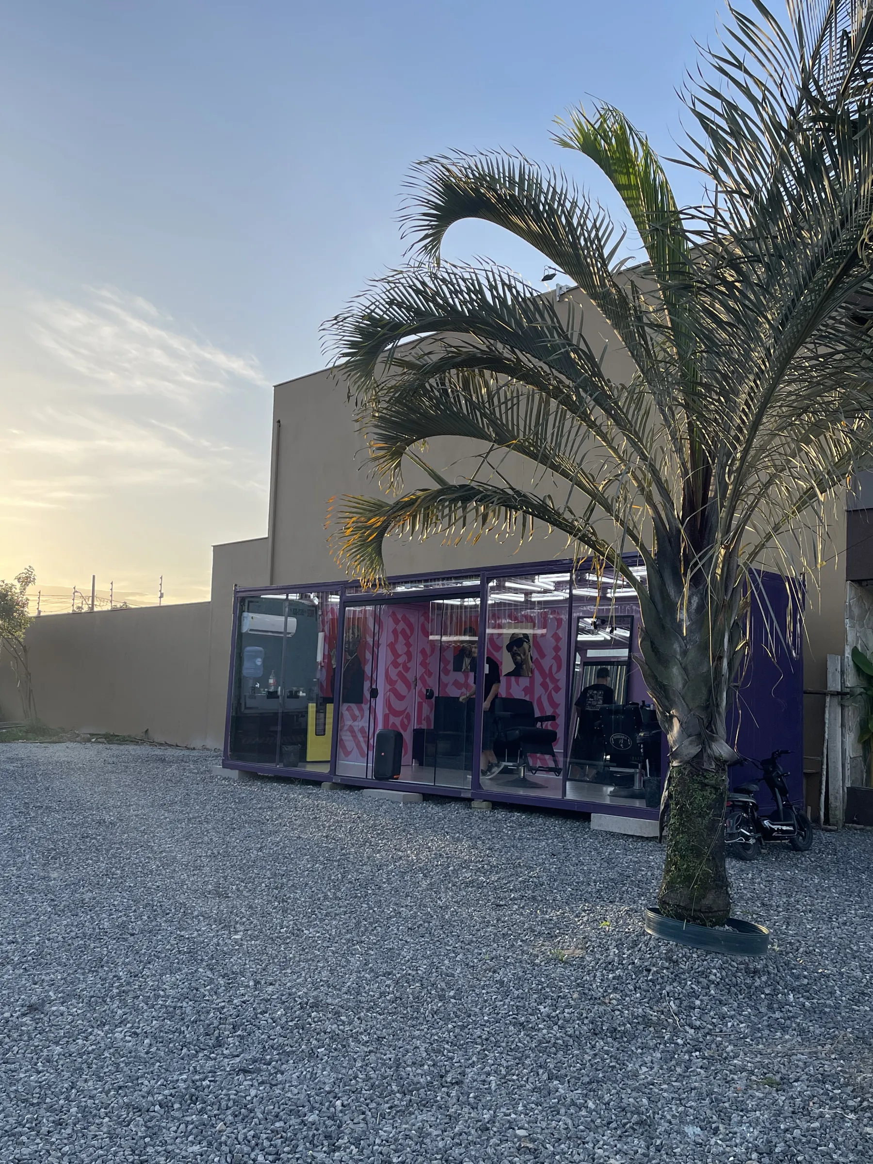 Studio AG Barber visto de fora ao entardecer